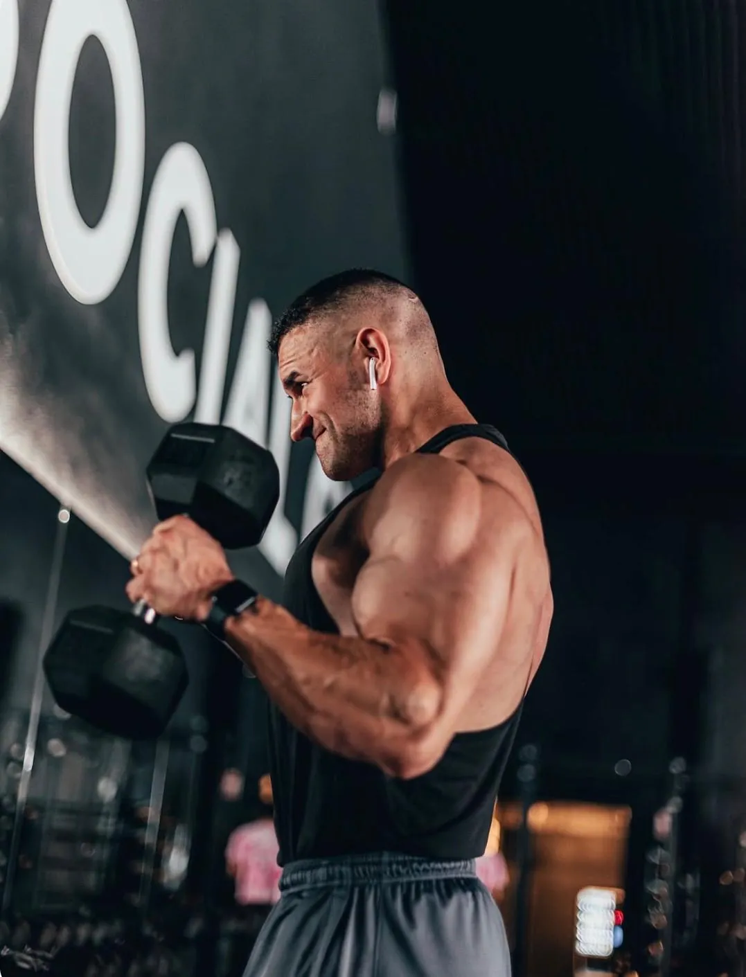 Sr. Buda entrenando con mancuernas en el gimnasio